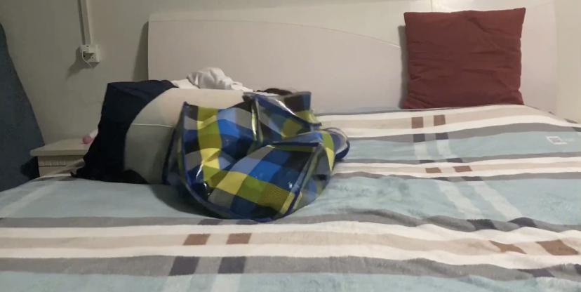 麻袋里的jk小m 被绑架的小m从麻袋中挣扎出来后遭受各种折磨，棒棒折磨，白丝足jiao～各种榨汁<br>视频中为伪娘