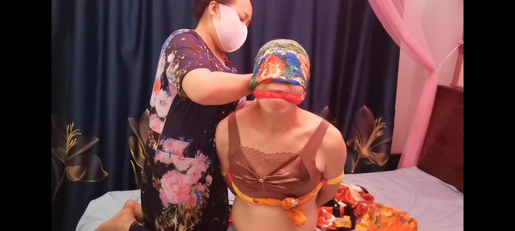 丝巾憋闷 好多好多的丝巾.....够小奴受的了...哈哈哈...
