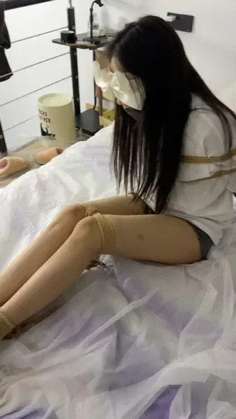 小困第二弹，日常装被绑在床上挣扎还戴着TD… 哈喽，又是小困，这次也是听取了大家的一些建议，挣扎的幅度应该有那么一点点大了qaq，还尝试加了gif。这次是同好特意带着买的一次性床垫突然过来，本来今天下班好累没想绑的…结果服装上也没想好，就这么衣服都没换就被绑了…绑之前同好还把我的bra脱了，说实话这还是第一次，这种感觉随着绳子上身真的非常奇怪。一开始在床上是鞋子都没脱，同好说为了挣扎幅度大一点把TD开到了最大档，但一开始真的受不了，求饶了很久才调回正常的了（记仇），后面把鞋和袜子也脱了，毕竟还是担心把床弄脏了qaq。今天也是绑的异常得紧，腿上的绳痕都勒得泛红，视频里也能看到啦，想尝试挣脱但今天同好基本没停过TD，这种情况下也只能先忍住那里，实在分不出精力去脱缚TAT<br><br>PS. 如果大家有服装上的或者绑法上的点子可以告诉我～但同好她去不去学我就不知道了…或者哪里有绳缚上的教学可以告诉困困，我跟同好都不知道这方面的知识该去哪里学…