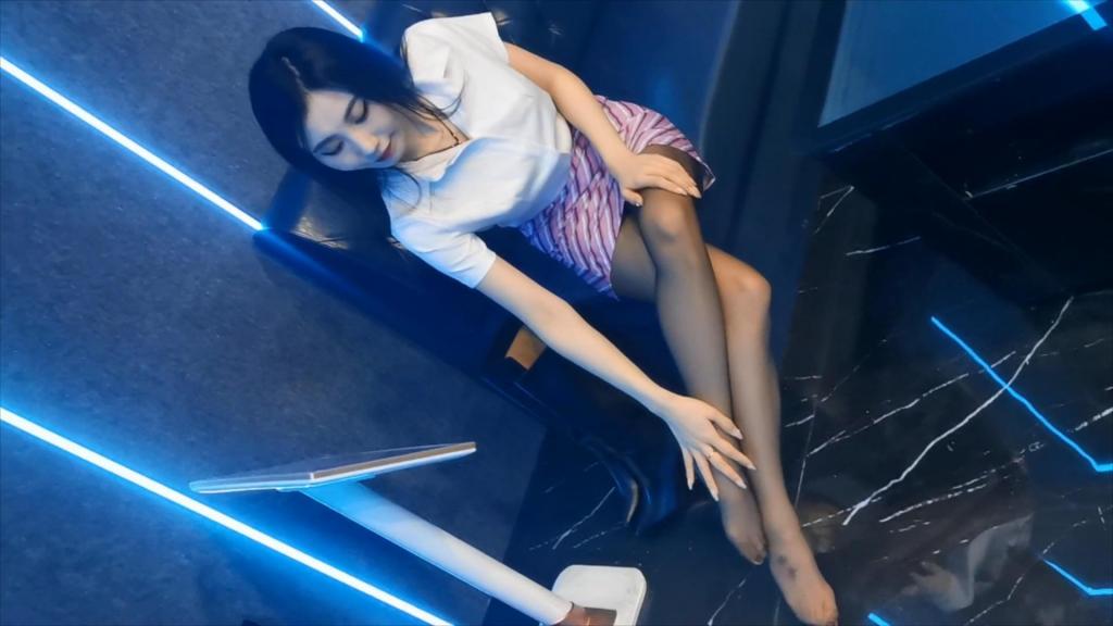 K歌太无聊？吊起琳琳陪唱！重置版 时间：30分钟<br>大小：1.7G<br>交流QQ：445055822<br>下载后解压文件即可播放