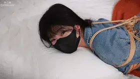 【中二病】拉克丝学姐来啦，腿比命长。大二学姐初次体验绳艺捆绑，还带了朋友来整的我有点尴尬。可惜朋友小姐姐没答应UP的拍摄请求。不过她一直盯着学姐被绑成驷马的样子看。很好奇的样子。 拉克丝学姐来啦，腿比命长。大二学姐初次体验绳艺捆绑，还带了朋友来整的我有点尴尬。可惜朋友小姐姐没答应UP的拍摄请求。不过她一直盯着学姐被绑成驷马的样子看。很好奇的样子。<br>顺便提一句，学姐玩cos的。后续会有很多cos束缚的哦。大家多多支持。<br>1.关于解压：一定要先下载，然后使用其他管理软件解压，否则会被百度云封掉。<br>2.定拍，约拍，模特应聘，请加Q3769321898 。海外用户请联系邮箱：3769321898@qq.com<br>3.视频中的衣物，丝袜，道具有需要的也可联系我。<br>解压密码：zeb