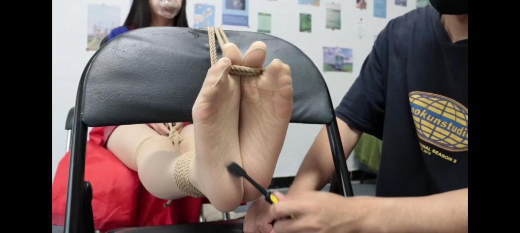 【得意客回归】沦为奴隶的女超人恩可 椅子缚 驷马 开腿缚 疯狂挠脚心 挠脚器  电击 鞭打 电击贴片 电晕 鼻钩 开口器 定身 控制 演技炸裂 买过的同好不要重复购买。女超人做任务被要挟，然后被迫喝下听话水，被博士威胁了绑起来疯狂挠脚心脚上)，女超人哈哈大笑，被定住继续折磨然后又拿来电击棒）电她的身体各个部位，女超人贴着电击片又被电击棒电，还被鞭打和挠痒，期间还穿插定身很难受。女超人被折磨的死去活来。坏蛋玩腻了便换了个绑法，第三个服装配厚点的肉丝坏蛋准备将她收藏起来，绑成后手人鱼缚可以别绑太紧，驷马放到地上大拇脚指连接到胳膊，放到地上。马具口塞耳朵塞上棉花滴上蜡封住，做个样子，鼻钩拿下来鼻子绑上一双臭丝袜，女超人一呼吸 就能闻到臭味，女超人熏得难受，眼睛戴上眼罩，拿胶水封住，没有特殊药水无法解开。鼻钩戴到丝袜外面，脖子上戴上电击项圈还有针扎的功能，然后坏蛋又开始挠痒鞭打，挠脚心的道具用在脚上。电击女侠的各个部位，女侠演出剧烈的反应坏蛋便开始玩弄她，开启针扎功能女超人整个人疼的不行，将女超人身上的的电击贴片开到最大，女超人浑身抽搐然后将女超人定住，抽搐的女超人便慢慢不再动弹，然后拿出石化针，女侠惊恐的看着坏蛋，坏蛋说：给你打完你就是一个毫无意识的石头了，说罢给女侠打在脖子上，女超人变成一座石像，罪犯敲了敲女超人身上，哎呦跟石头一样。给女侠特写。我这就去联系卖家卖个好价钱哈哈哈。留下女超人独自在这，女超人内心独白：难道我就永远被关在这了吗？我要怎么办呢我全身都无法动弹，鼻子还要闻这恶心的味道，听觉视觉都被剥夺，我现在就是一个真正的废人完结。