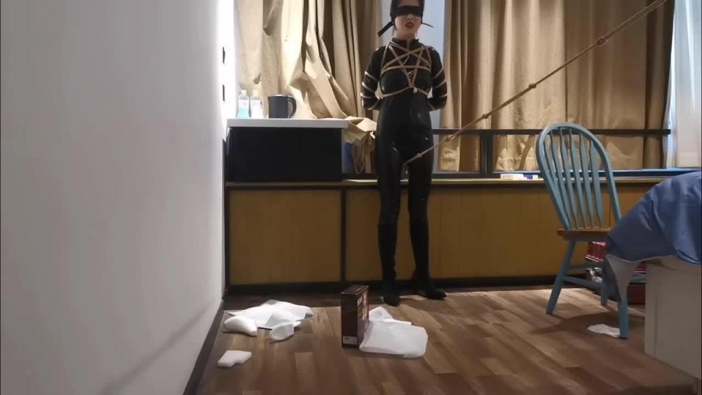 慧慧双[X_X]内裤走绳 原创王宁服饰 模特井百慧 订拍qq3682324353慧慧被塞上超大的双阳内裤 痛哭哀号行动不便 还要走绳 艰难的完成走绳 接下来还有椅子缚捆绑 高c 来听一听慧慧的叫声吧 网盘是2k画质
