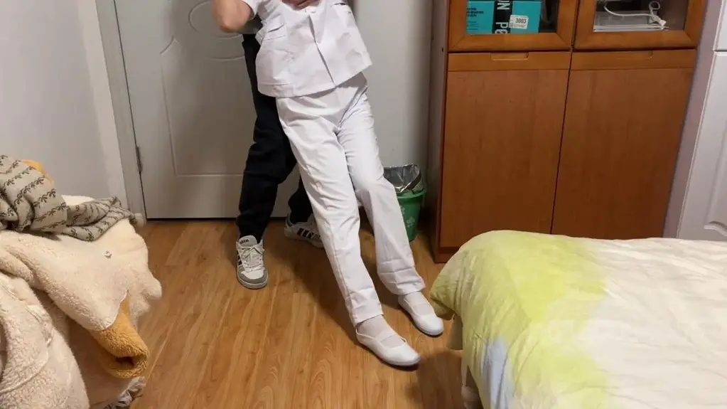 （臭脚妹妹出品）玩弄小护士 之前第一次与臭脚妹妹合作的片子，入室绑架并玩弄，该有的都有。<br>把小护士玩弄得不要不要的。<br>第二次合作时不知道什么原因长时间不回，如果有想定拍的请注意。