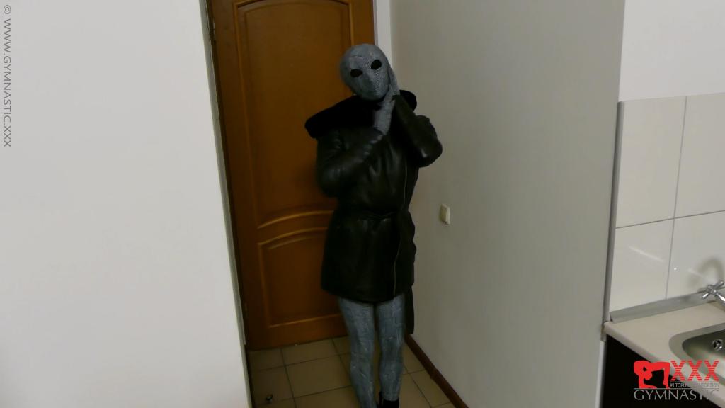 Spandex lady after work 皮衣zentai柔术外出金发美女<br>Enjoy this sexy zentai lady as she enjoys wearing this tight spandex suit on bare skin<br>