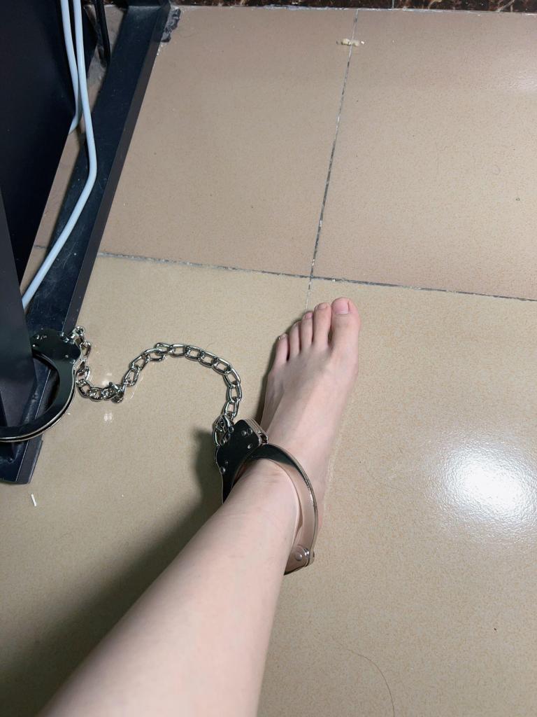 戴镣铐的路遥小姐姐（室内篇） - 路遥小姐姐接镣铐定拍了~图片视频，可室内可室外哦793896759 [手铐,脚铐/脚镣]