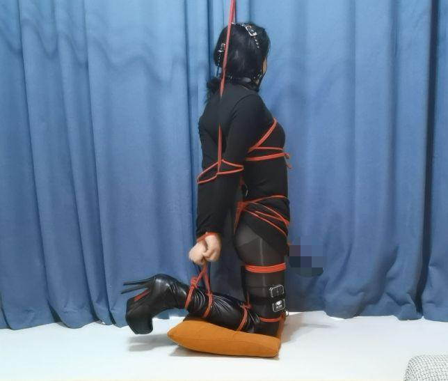 不敢乱动的电击钢构自缚（带文字教程） 感觉大家挺喜欢视频里绑的步骤里带点文字教程的，我尽量后面视频多带点，这次拿电击钢钩加马具口球绑一个好玩的自缚，绑好之后跪着腿抬高，头、身子、腿和手动哪个都会扯到钢钩，根本不敢乱动，还得保持平衡，加上电击和震动，就更难了，好玩是好玩就是费屁股，这次视频里也带了文字教程（其实看不明白的话可以私信问我）<span style='color:#b0b0b0;'>[隐藏文字，购买后可见]</span>