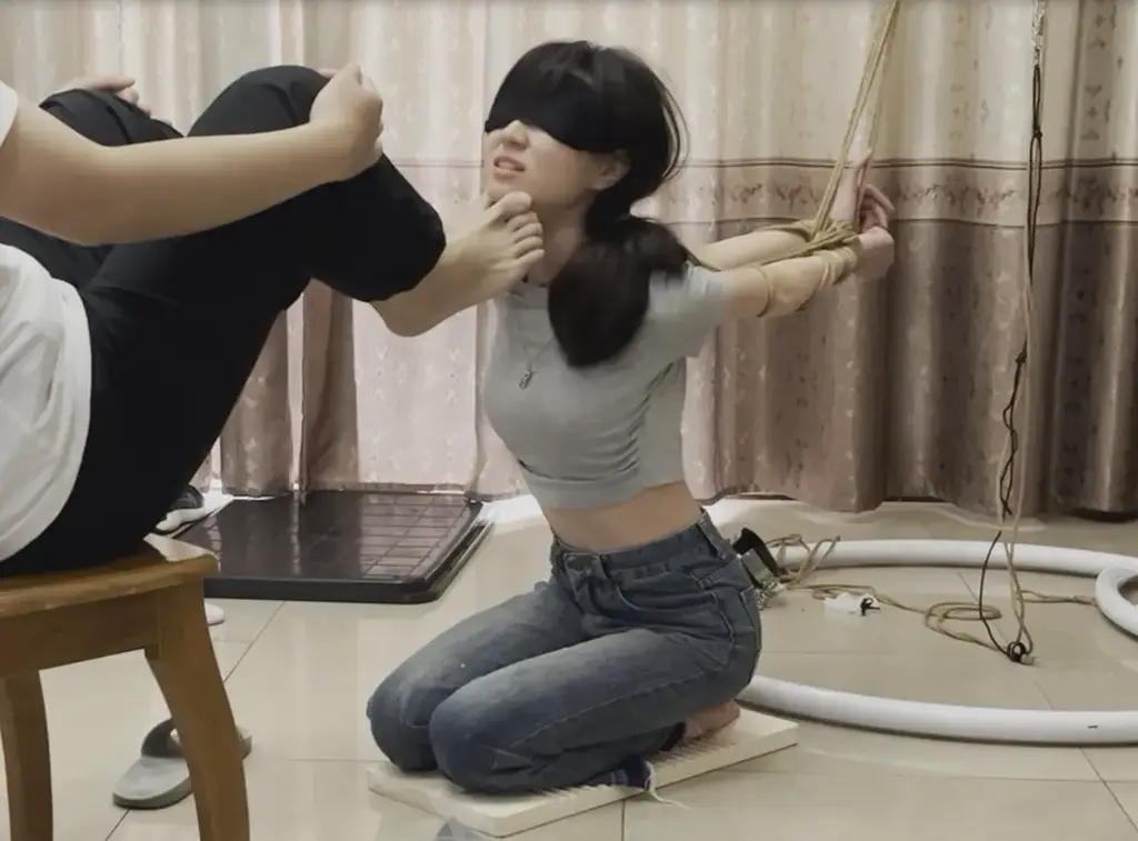 线下真实调教之皮皮反手吊缚跪坐搓衣板踩踏惩罚，皮皮来之前摔了一跤膝盖本来就磕到了，结果还要跪坐在搓衣板上，反绑吊缚更是痛苦，结果还要被主人踩踏，主人一压就更疼了，还要被打屁屁... 【缚予】【皮皮】【解压密码】<span style='color:#b0b0b0;'>[隐藏文字，购买后可见]</span><br>【调教概要】皮皮来之前摔了一跤膝盖本来就磕到了，膝盖都破皮了，结果还要被主人命令跪到搓衣板上，反绑吊起来，脚放在身上羞辱，又因为脚往下压的重量更痛了，然后还要被打屁股打耳光，真是痛不欲生...<br>【缚予】工作室坐标浙江，线上定拍、体验真实调教、应聘绳艺模特(限女，非诚勿扰，骗子勿扰)、购买约绑约拍攻略等均可加Q2519229829，加Q请备注来意，也欢迎圈子同好来交流<br>【解压】请不要在线解压！！！请不要在线解压！！！请不要在线解压！！！重要的事情说三遍<br>解压密码在简介第一行，下载完成后把后缀mm123改为rar解压，解压一次后按照同样的操作再次将解压后的文件后缀名改为rar解压，最后把解压出的文件后缀改为mp4即可观看，如有问题或失效请联系Q2519229829，备注来意