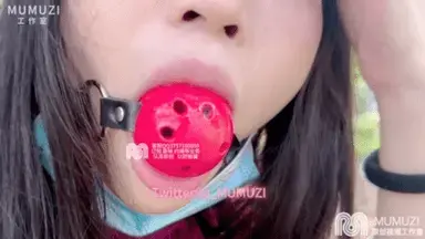 【MUMUZI原创】叔叔阿姨们看着我害羞羞～遥控给你使坏坏/女调女/控制/口球/户外/室外/遥控/外出/黑丝/强高/大长腿 桃子❤ 作品 【公园踏青记（一）】<br><br>好久没有带桃子来到公园体验了～公园里很多叔叔阿姨在锻炼带口球的时候还有个阿叔在后面伸懒腰～一路上很多叔叔阿姨小哥都盯着桃子看～桃子今日的穿搭把身材体现的淋淋精致～太久没有拍户外了～面对人群还是有些害羞怕被别人知道自己在做害羞的事情～来到一处人少点的地方自己好好爽下…<br><br>【回馈妖狐粉丝福利  添加我们微信号MUMUZIGZS不定时免费送原味】<br><br>PS：下载后～输入解压码<span style='color:#b0b0b0;'>[隐藏文字，购买后可见]</span>解压打开zip在次输入<span style='color:#b0b0b0;'>[隐藏文字，购买后可见]</span><br><br>***在线视频480P  网盘原视频1080P***<br><br>❥ MUMUZI工作室 专做女女的工作室 收藏加关注 追番不迷路<br>❥ MUMUZI首页作品https://www.linzijun.app/@MUMUZI<br>❥ 【可接内涵定制】联系方式VX:<span style='color:#b0b0b0;'>[隐藏文字，购买后可见]</span> 非诚勿扰 小姐姐脾气不好<br>❥ 电报：@MUMUZIGZS          Twitter:@_MUMUZI         <br>❥ MUMUZI业务范围：订拍 约绳 原味 等全面综合业务<br>❥ 添加本工作室联系方式  发送暗号<span style='color:#b0b0b0;'>[隐藏文字，购买后可见]</span>有惊喜哟<br><br>原味出售：模特拍摄穿的丝袜、嘟嘴丝袜、袜子，内裤、服装、口水、道具等原味都可出售质量保证<br><br>PS：本工作室长期招收女模特、反差婊、女M 、欢迎女生【女生免费】来体验 广西地区   有意联系我们<br><br>注：链接失效 如遇到问题  请联系客服或私信我们第一时间处理 放心购买 感谢支持<br>感谢大家对我们原创视频的支持，感谢大家的喜欢～<br>可以留言提意见，我们都会回复哦～<br>