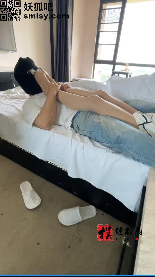 校尉原创-抚摸人妻丝足.舔脚除臭 优雅的身姿，给人高贵的感觉<br>越是这种女人，玩起来反差感才会越足！<br>轻轻脱下她的高跟鞋，猛吸里面的味道，真的会一秒上头！<br>去体验不同女人的滋味，真的会非常爽！<br>