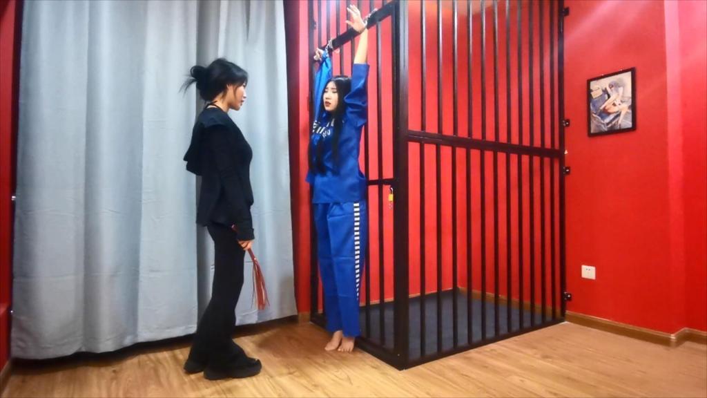 吴晗柳洋执行前夜完整版 时间：50分钟<br>大小：2.9G<br>交流QQ：445055822<br>下载后解压文件即可播放视频<br>吴晗因一起事件在酒店被柳管教带走，<br>按规定剪短发，吴晗受到特殊照顾免于剪发，<br>拍照留档后穿上蓝色马甲被关，利用头发上藏好的一字夹开锁，<br>被柳管教在监控中发现，前来惩罚吴晗，吴晗被挂起，<br>体验跳芭蕾动作，吴晗报告想上厕所，<br>柳教官强迫喝水按压小腹，后来湿巾，穿上红色马甲，等待执行的前夜