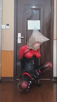 BG乳胶娃娃禁止呼吸单手套自缚反省 失踪人口回归，去家热闹的小旅店找刺激，墙壁隔音，特意挑的门后自缚zx，玩具声音好大，塞子充的好满。单手套和乳胶手套的摩擦力好强，走廊里的人来人往和乳胶RBQ只有5厘米的间隔就很兴奋，果然中途不知道是谁敲了两下门，吓的不敢再发出声音，但还是忍不住[X_X]了，真是下流的娃娃。（小伙伴们不要模仿哦 一定要和玩伴一起）