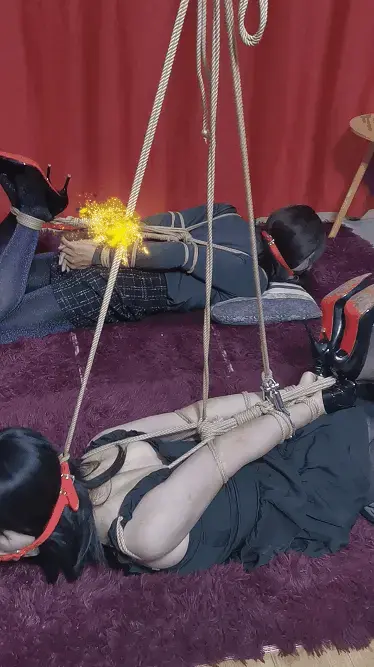 【魔束剧情片027】魔术师李丹02，李丹和助理受难记，伪娘，驷马，吊缚，双人，直臂，胶带，电击器 剧情介绍：应无忌先生的邀约，魔术师李丹与助理再次来到工作室，开门的是无忌先生随后作了手势请进，李丹和助理一进门就看到奇奇怪怪的各种器具摆满屋子。李丹和助理先后坐在茶几旁，这是无忌先生也过来开始谈论道，上次被你摆了一道这次可不能再放过你，还是一样的这次如果逃脱钱拿走要是失败可得陪着好好玩一个星期。随后，李丹给助理使了使眼神，示意拿绳子过来开始今天的脱缚表演，只见助理拿出事先准备的绳子给李丹绑了起来，刚开始绑了直臂无忌不满足以为助理会作弊，于是亲自上手捆绑李丹，绑好直臂后李丹双腿跪下，随后开始了驷马捆绑然后吊了起来。这时，被人捏着鼻子带上了口球放置在一边，紧接着助理也被驷马捆绑起来。李丹的双手也被胶带缠绕动弹不得，手也被人拷了起来，只能不断地挣扎和流口水，不一会助理也被驷马捆绑放在了旁边。身上的电击器也不间断地开始电击，[X_X]也塞得好紧好羞耻，只能任由无忌不断地折磨一动不能动，就在快昏厥时电灯突然闪烁了起来，趁现在赶紧逃不然又得被人折磨，趁人不备打晕拷起来随后留下纸条离开。创作不易，感谢大家的支持，后续会继续更新此系列。<span style='color:#b0b0b0;'>[隐藏文字，购买后可见]</span>