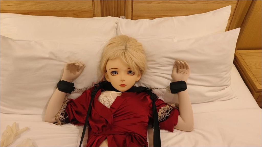 【梦的kigurumi】掀开头壳下面竟然还有一个面具？ 在床上发现一只被捆绑的娃娃，还挺可爱的，不知道和娃娃玩耍是什么感觉，好想把这个娃娃的面具给摘下来，什么？头壳下面竟然还有一层面具，还绑的这么紧？那只好让你继续戴着面具了，是不是顶到你的花心了？看看你发出了这么大的声音...<br>【网盘文件先下载到电脑，改后缀名为zip。解压得出的文件后续名zzz修改为MP4】
