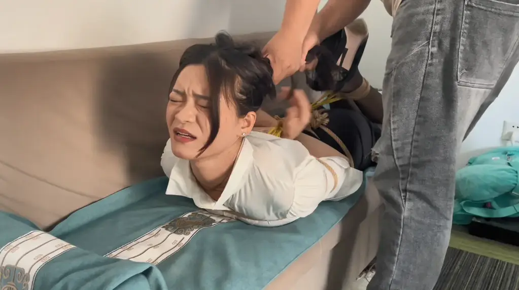 员工请假  第2天回公司上班  老板把她迷晕捆绑放置加虐待 小模特洛洛请假两天，假期结束，第二天没有来上班，老板怀恨在心，她第2天再次来上班，老板在水里下了迷魂药。落落喝过之后眯晕，倒塞沙发上老板进行捆绑，长时间放置，最后虐待，她醒来再次用喷雾剂迷晕，     本工作室提供绳艺捆绑模特服务、室外定拍，室内定拍，体验女绳师捆绑服务、体验长时间囚禁服务、绳艺教学培训、专业麻绳销售、作品私人定制、模特原味丝袜出售等，另外本店招募同好合作伙伴。定拍约拍。v:a156185529 <br>QQ156185529<br>解压密码168168