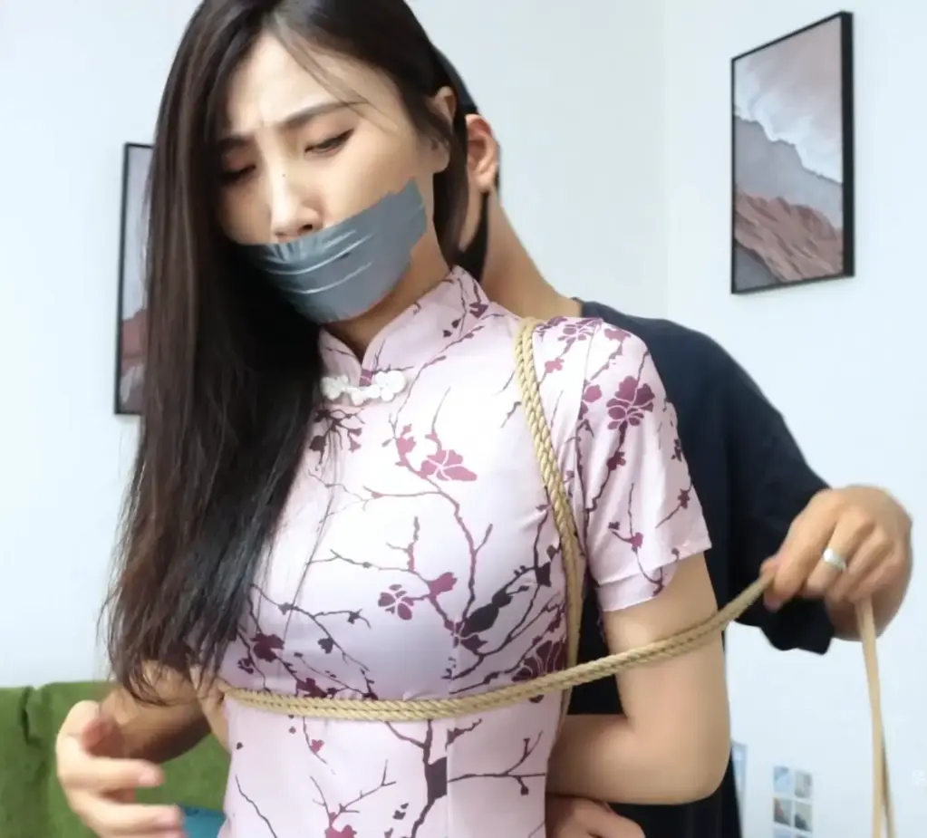 恩可的安全自救讲座01：面对歹徒袭击时应该如何自救？ 得意客定拍，存货，本片捏他至柳洋的经典片子安全自救系列，恩可表现也不逊色于柳洋，可谓各花入各眼。<br>在本片中，恩可将一人扮演一对双胞胎姐妹，分别是知性温柔的姐姐和勇敢鲁莽的妹妹，两姐妹性格各异，将展示出不同性格的姐妹俩，在面临危机的时候，要如何应对？<br>本集将展示在被歹徒绑架初期，也就是歹徒袭击的时候，女性应该要如何自救？<br><br>注：请解压后将里面的文件的后缀改为MP4格式，即可正常观看，切勿在线解压！<br>