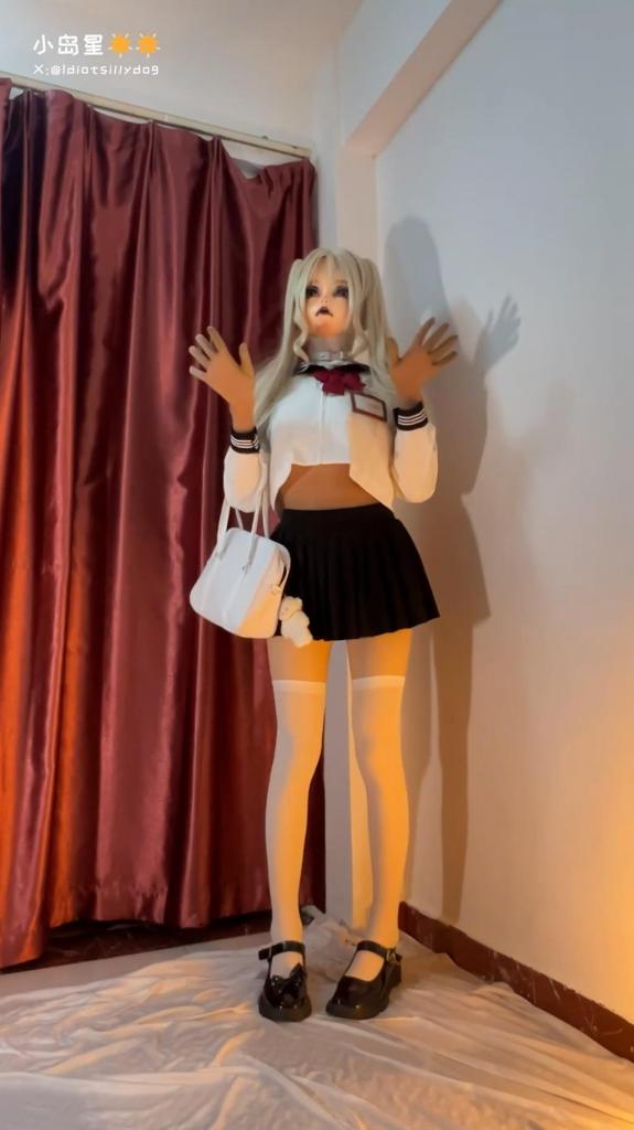 【kigurumi】【男娘】今天的学姐怎么遮遮掩掩的，十分奇怪 身上好像还穿着某种色气衣服 学姐最近魂不守舍，在学校遮遮掩掩，白色长袜下好像还穿了丝袜，手上好像也一层薄薄的手套 走到哪里都包不离身，真是奇怪？