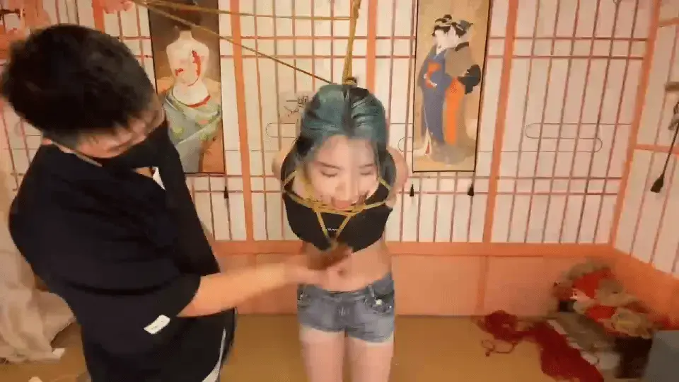 【山鬼工作室】雯雯被主人极限直臂把手吊起来玩弄，后面戴口球看着雯雯流口水，实在是太坏了。 【山鬼工作室】雯雯被主人极限直臂把手吊起来玩弄，后面戴口球看着雯雯流口水，实在是太坏了。【山鬼工作室】解压密码sg456  面向全国爱好者开放，本店提供绳艺捆绑模特服务，体验女绳师捆绑服务，体验长时间囚禁服务，绳艺教学培训，绳艺交流会，场地出租，专业麻绳销售，原创视频套图销售，作品私人订制，模特原味丝袜出售等，另外本店招募同好合作伙伴。微信:15670557280(司瑶）QQ:1077384455