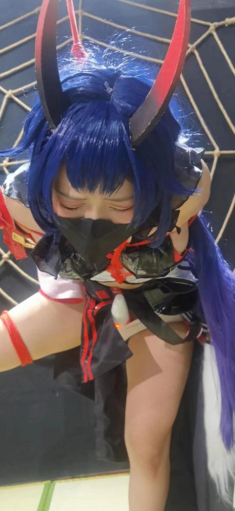 cos雷电芽子同人单腿绳缚调教 八号当铺原创  客服QQ2584128083<br>电脑下载以后，压缩密码123<br>今天拍摄了一个同人崩坏的雷电芽子，调教的过程中芽子一度求饶我都有点不忍心了，最后[X_X]放置。<br>各位老板不好意思的是首次尝试双机位拍摄，横屏跟竖屏拍摄，横屏是固定机位，竖屏是手持机位。可能会影响各位老板的观看体验。