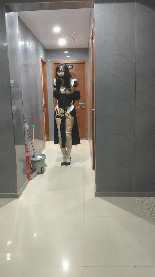 Cosplay修女自缚外出 在酒店里面自缚外出，周围都住着房客，太恐怖了，如果突然有人出来的话跑都没法跑，当场社死。<br>就外出了几分钟，后面来人了没敢出去。<br>而且还有监控，不知道管理员查监控时会看到什么......<br>后面回去后还玩了一下驷马自缚，棘轮绳，越来越紧。