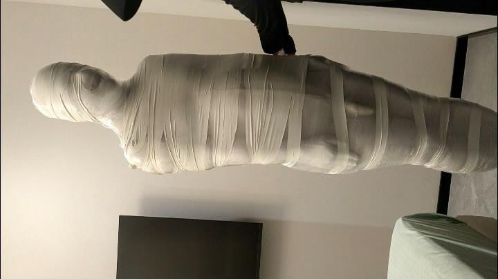 全包放置，榨汁导尿 从穿第二次全包紧身衣开始，带口夹，带鼻钩，穿全包丝袜，然后女主进行保鲜膜包裹打包，胶带全包，跪地耳光，放置，榨汁 失禁，放置过夜