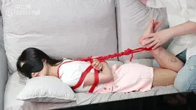 【中二病】4钻福利，新场景展示，小姐姐裸足驷马绳缚体验。 1.关于解压：解压之后是一个后缀名.m的文件，改成.mp4即可正常播放，但是一定要先下载，然后使用其他管理软件解压，不要使用百度云APP解压，否则会被百度云封掉。<br>2.定拍，约拍，模特应聘，请加Q3769321898 。海外用户请联系邮箱：3769321898@qq.com<br>3.关于盗版这块，确实盗版价格低很多，所以也不奢求大家总是能支持，只希望能在力所能及的时候支持一下。毕竟开发新的模特，让模特妹妹愿意接受更多玩法都是需要经济上的支撑，感谢支持。<br>4.关于视频当中我与模特对话这块。模特刚来时候会比较紧张，所以前几个视频会有些对话缓解氛围，后续视频就基本不再有对话。<br>解压密码：zeb