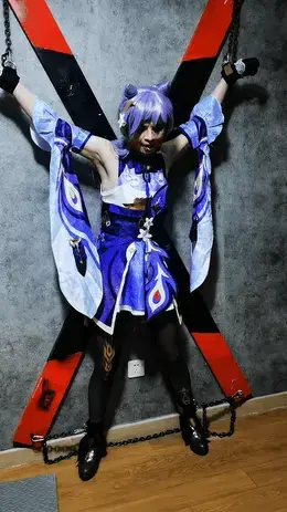 【魔束剧情短片028】刻晴受虐记，cos服，原神剧情，木马，口球，X架，后高手，户外公园 这次cos一个刻晴出来玩玩。刻晴接到邻国蒙德委托，只身前往达达乌帕谷调查丘丘人最近狂暴的任务。一时大意被发现，最终被擒获。让深渊法师传送到了层岩巨渊地下，类似于一心净土的空间。不过这个空间是砍瑞亚用来关押犯人的。最终刻晴趁守卫松懈逃了出来。并用一招“斩尽牛杂”结果了深渊法师。创作不易，感谢支持。<span style='color:#b0b0b0;'>[隐藏文字，购买后可见]</span>