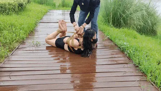 丁艺雨天河边草绳捆绑调教 大雨天气，粗糙的稻草绳，在河边冒着大雨，把野性难训的丁艺暴力捆绑，直接丢在满是雨水的草地上，让她自己爬上来，虽然是草绳，但依然捆的很紧，再绑上驷马，伴随着抽打，冒雨慢慢向前爬行，直到体力不支晕倒过去，直接拖到泥地上，弄醒继续挣扎爬行，最后认错罚跪到雨停。视频解压密码：666888 。<br>一绳所爱绳艺体验店面向全国爱好者开放，本店提供绳艺捆绑模特服务、体验女绳师捆绑服务、变装绳艺体验、绳艺婚纱照摄影、体验长时间囚禁服务、绳艺教学培训、绳艺交流会、绳艺逃脱挑战赛、场地出租、专业麻绳销售，原创绳艺扑克销售、原创视频套图销售、作品私人定制、模特原味丝袜出售等，另外本店招募同好合作伙伴。