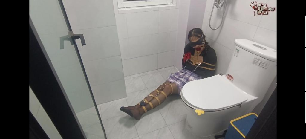 自娱自乐第 10 弹 戏水① 【兔兔兔TU、】原创 《戏水①》 身着JK制服 黑丝袜被捆绑放置在厕所里，嘴里塞着口球，眼睛也被蒙住，只能在黑暗中不断地摸索。头顶上的淋浴器不知何时被打开，哗啦啦的水流冲刷着被捆绑的身体。