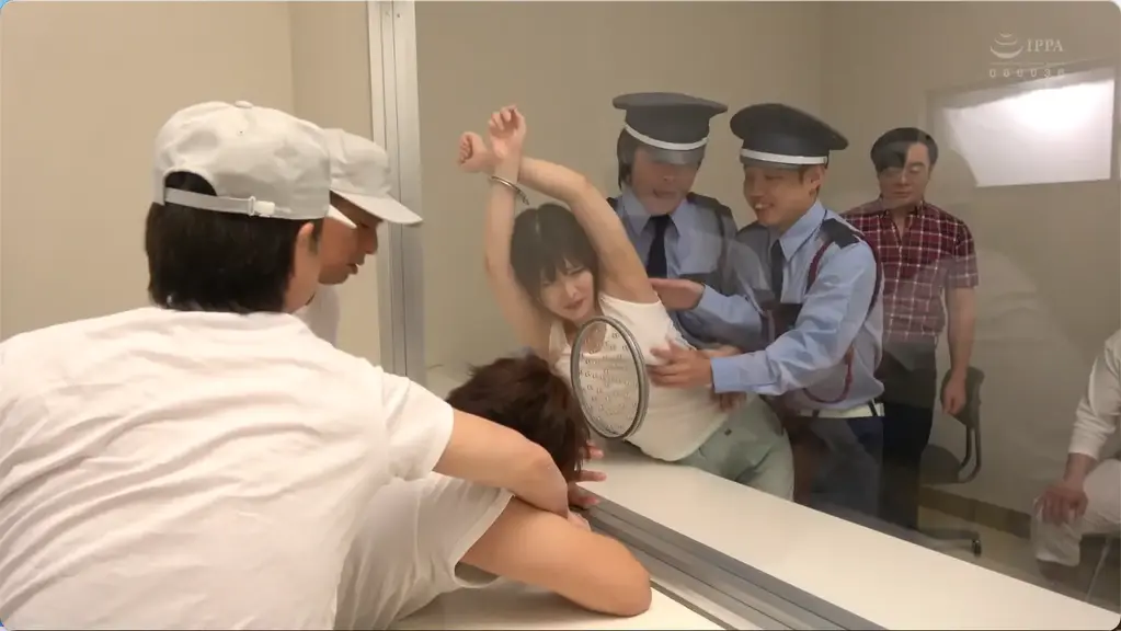 私…急いだ事を後悔しています｡7 新村あかり 番号:<span style='color:#b0b0b0;'>[隐藏文字，购买后可见]</span><br>发行日期:2024-07-23<br>导演:----<br>制作商:レッド  <br>发行商:卍GROUP  <br>类别:单体作品 拘束 白天出轨	<br>演员:新村あかり<br>剧情：狱中侵犯被拘束的人妻。