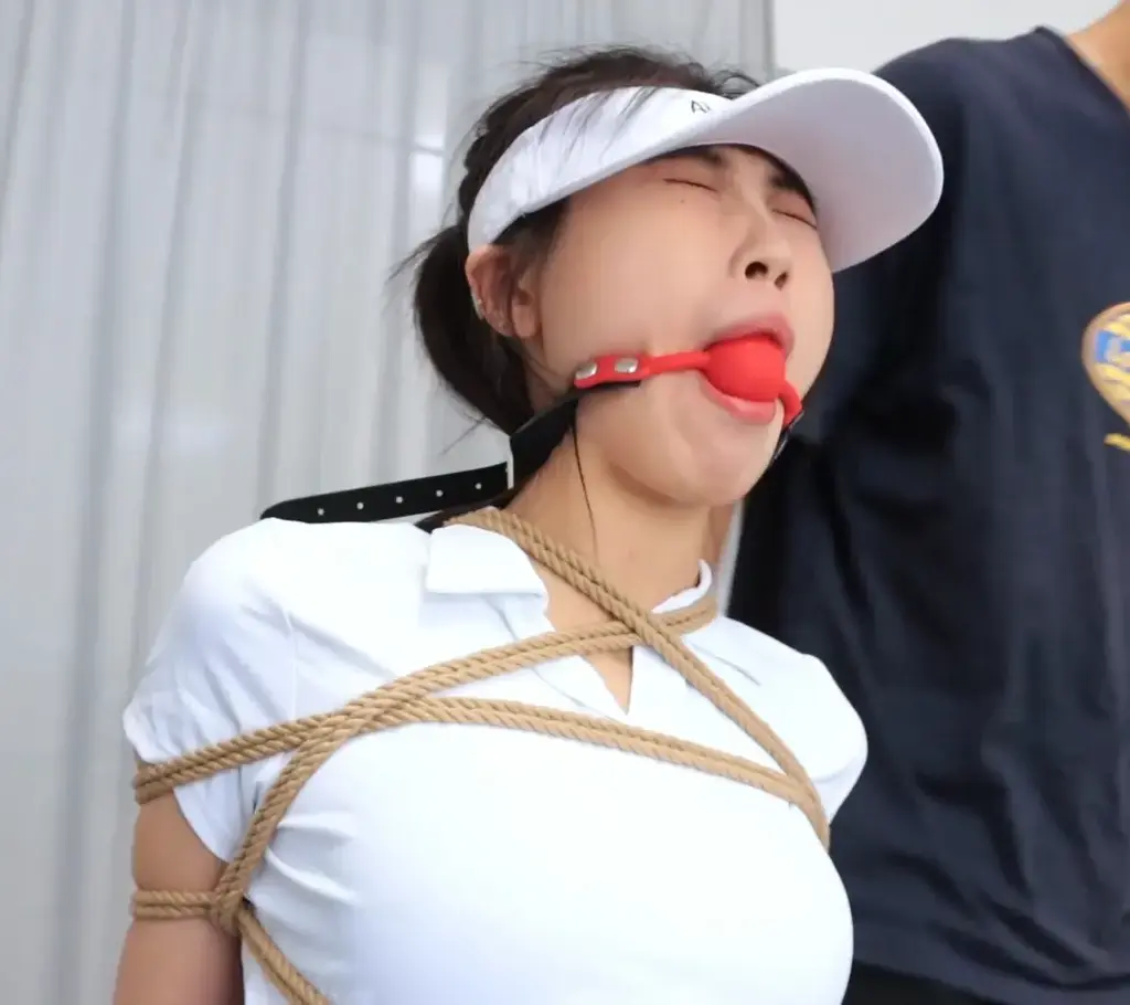 恩可的安全自救讲座02：被歹徒捆绑起来的时候应该如何挣脱？ 得意客定拍，存货，本片捏他至柳洋的经典片子安全自救系列，恩可表现也不逊色于柳洋，可谓各花入各眼。<br><br>在本片中，恩可将一人扮演一对双胞胎姐妹，分别是知性温柔的姐姐和勇敢鲁莽的妹妹，两姐妹性格各异，将展示出不同性格的姐妹俩，在面临危机的时候，要如何应对？<br><br>上集展示了女性应该如何应对歹徒的袭击，而本集将展示当女性不幸遭遇歹徒捆绑限制住的时候，应该如何挣脱捆绑，脱离险境。<br><br>注：请解压后将里面的文件的后缀改为MP4格式，即可正常观看，切勿在线解压！<br>
