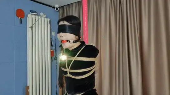宋思琪欧式被绑在钢管上流口水 宋思琪，性感旗袍，直臂紧缚绑在钢管上，全身紧缚，戴上口球 ，口水流个不停，丝袜堵嘴，整条丝袜塞进嘴巴，再勒紧吐不出，把宋思琪折磨的痛苦的呻吟，最后说的都喘不过气，差点晕过去。视频解压密码：666888 。<br>一绳所爱绳艺体验店面向全国爱好者开放，本店提供绳艺捆绑模特服务、体验女绳师捆绑服务、变装绳艺体验、绳艺婚纱照摄影、体验长时间囚禁服务、绳艺教学培训、绳艺交流会、绳艺逃脱挑战赛、场地出租、专业麻绳销售，原创绳艺扑克销售、原创视频套图销售、作品私人定制、模特原味丝袜出售等，另外本店招募同好合作伙伴。微信：351552501初心