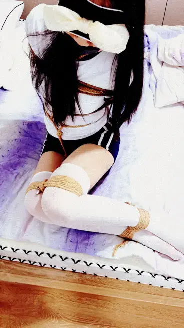 困困第七弹，体操服加上龟甲股绳TD，中间饿了还被绑着吃面包 哈喽，今天被同好绑了龟甲缚，绑之前还被塞了TD，因为龟甲缚绑不到手，所以同好还用手铐把我的手铐了起来qaq，铐完还不满意，她说手臂还能动，就又加了日式，这次感觉是身上绳子最多的一次。今天同好真的花样好多，本来以为只是普通地绑起来开着TD挣扎，虽然这已经够我受的了，但是中途她又把我脚上的绳子绑到了手铐上，又被绑了个驷马，TD开启后发现受到股绳的影响，摩擦大腿也减轻不了感觉...本来我还以为有TD在，股绳不会有什么效果的，看来是我想错了TAT。除此之外同好还强制我从床上站起来，明明被绑的已经没办法活动了，不听她的她就开TD。中途休息了一会都饿了，同好拿了个面包上来，还不给我解开让我绑着吃！<br><br>感兴趣的可以fo困困的推噢，kunkunkun0103，有什么建议或者单纯的聊天都可以在上面找我qaq。