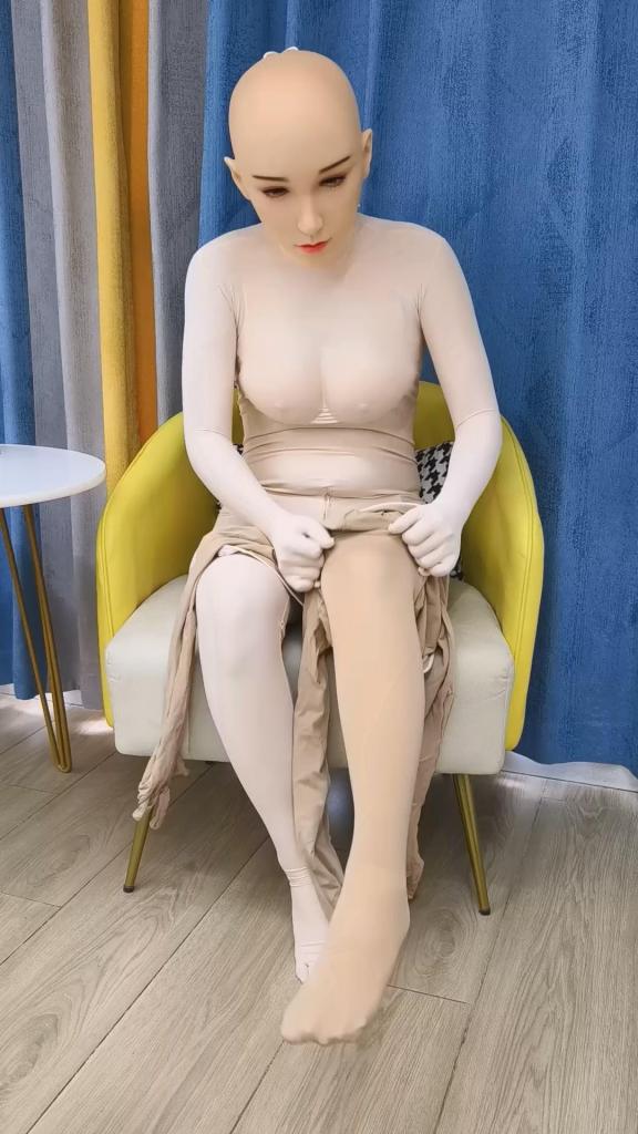 【梦的kigurumi】zentai的双层包裹面具中的[X_X]感 双层连身衣还戴上面具的[X_X]感，到gc呼吸急促的时候真的头有点晕晕的，但是好给力又不想脱下zentai更不想摘掉面具，我喜欢戴着别人的脸zw和做，这样戴着面具看不到我的真实面目是不是很奇妙？想不想加快速度直到顶到我的花心？<br>【网盘文件先下载到电脑，改后缀名为zip。解压得出的文件后续名zzz修改为MP4】