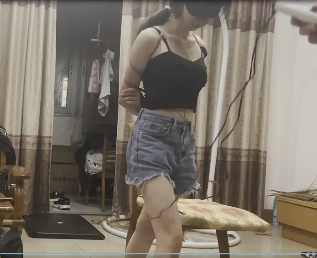 线下真实调教之皮皮五花牛仔裤跪缚打屁股+电击调教，皮皮跪在椅子上屁股先被各类SP工具抽打，然后上电击片电击，究竟哪个更疼一些呢，开着电击器放置在那，好好享受吧.... 【缚予】【皮皮】【解压密码】<span style='color:#b0b0b0;'>[隐藏文字，购买后可见]</span><br>【调教背景】好久没揍皮皮的屁屁了，这次让皮皮穿牛仔裤，直接五花大绑起来，跪在椅子上，然后各类SP工具轮番伺候，还要上电击器，贴上电击片就问疼不疼，打屁股和这个到底哪个疼呢，玩累了就放置在那，开着电击器自己好好享受吧，最后还要牵着电击器走路，羞耻又痛苦<br>【调教概要】小m皮皮穿牛仔裤吊带，直接五花大绑起来，跪在椅子上，然后各类SP工具轮番伺候，还要上电击器，贴上电击片就问疼不疼，打屁股和这个到底哪个疼呢，玩累了就放置在那，开着电击器自己好好享受吧，最后还要牵着电击器走路，羞耻又痛苦<br>【缚予】工作室坐标浙江，线上定拍、体验真实调教、诚聘绳艺模特(限女，非诚勿扰骗子勿扰)、购买约绑约拍攻略（正版购买过20部作品以上的铁粉可直接领）等均可加Q2519229829，加Q请备注来意，也欢迎圈子同好来交流<br>【打击盗版】请支持正版，您的鼓励就是我们的动力，正版购买的朋友也欢迎来私信交流，想看的类型也可交流，呼吁最多的可能就是下一期作品内容哦，购买多次的铁粉也有小福利~<br>【解压】请不要在线解压！！！请不要在线解压！！！请不要在线解压！！！重要的事情说三遍<br>解压密码在简介第一行，下载完成后把后缀mm123改为rar解压，解压一次后按照同样的操作再次将解压后的文件后缀名改为rar解压，最后把解压出的文件后缀改为mp4即可观看，如有问题或失效请联系Q2519229829，备注来意