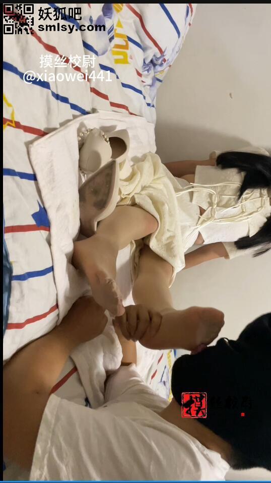 校尉原创-与女神户外游玩一天后进行丝足消臭处理 最近的天气是越来越炎热，基本每天都到达三十几度<br>如此炎热的天气，约上女神户外约拍，确实也比较吃力<br>不过好在越是炎热的天气，女神的丝足味道才会越香，汗味越浓郁！<br>一回家我就迫不及待的品尝着她的原味丝足，味道非常非常的好闻<br>一脱下鞋子，就明显的感觉到丝足上的香汗，非常酸非常的好闻<br>我越舔越卖力，女神的表情却越来越羞涩！反差感十足！