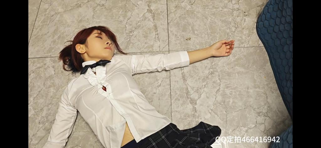 jk女哨兵的厄运 安然工作室订拍。<br>jk美女哨兵被敌人多次击倒玩弄。设计元素有摆弄、制服、丝袜、足恋等。喜欢的朋友们请多多支持。