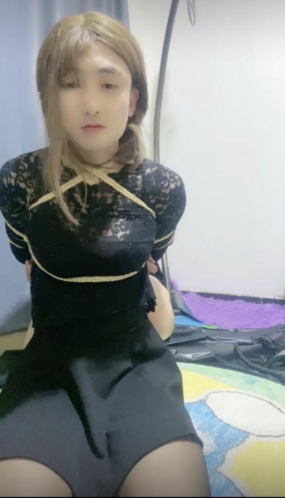 盈盈《无奈被绑的一天》 被逼无奈捆绑<br>预约体验 定拍视频 原味出售 联系方式Q<span style='color:#b0b0b0;'>[隐藏文字，购买后可见]</span>