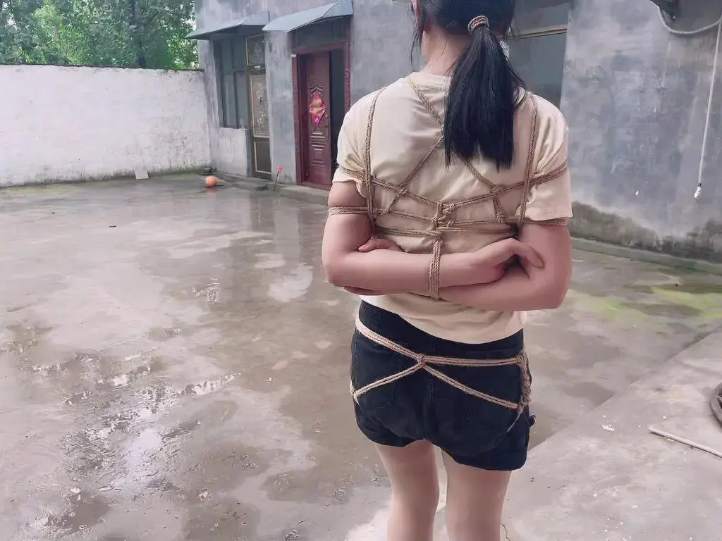 日式绳裤 订拍qq 3682324353 欢迎 同好体验 今天下雨 闲来无事拍一下 我和井百慧的日常捆绑不用多介绍了捆绑上 去二楼走走 然后下来被绑上了双腿  看成品就行了 没有捆绑过程 