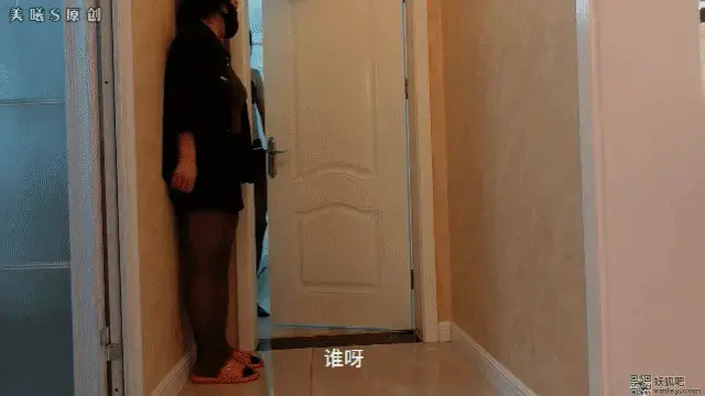 微剧情《独自在家的伪娘泳衣篇（一）》独自在家的伪娘试穿刚买回来的泳衣，穿上还没臭美几下就让一阵敲门声打乱节奏，噩梦随之而来................ 模特：敏儿<br>服装：比基尼泳衣 灰丝<br>在快递站取上新买的泳衣回来在家里试穿，谁知道在敏儿取快递时就有人在后面尾随到家，敏儿没有发现，拆开快递穿上刚买的比基尼正在自己欣赏，谁知一阵敲门声传来，开门后四处观望没人，就在关门的一瞬间，尾随敏儿的色狼随之拿着一块带有迷药的布，把敏儿迷晕在地上，取上已经准备好的绳子把敏儿绑了起来。<br>在昏迷中醒来的敏儿，怎么被束缚起来了？心里想到，胳膊被绑着直臂，在地上爬着，腿部也被绑着，挣扎了几下手部的绳子根本挣扎不开，槽糕，怎么被人跟踪进来把我绑了起来了。这人要干嘛，种种疑问还没来得及说出口，就被堵住了嘴，再加上保鲜膜封嘴，呜呜呜呜呜呜...乖乖听话哦，一声清脆的声音传到了敏儿的耳朵里。不对？<br>难道是个女生？ 平时也有很多人骚扰敏儿。可是都是男生呀！就这样带着疑惑，被这个女生拉到了厕所里，这是要干嘛？突然把淋浴打开了，顺着绳子的部位就这样对着敏儿冲洗起来。这是女生终于说话了：给你好好洗洗，观察你好久了。我知道你不是真的女生，来把，给你好好洗洗玩个更刺激的！就这样一边沐浴着一边被这个女生居然拿出皮鞭来抽着自己，真是被绑住身不由己，只能乖乖配合了，况且是个女生也不会对自己做太过分的事情把！敏儿心里想到。谁知道后面会不会对敏儿做过分的事情呢？敏儿能不能承受接下来的惩罚呢？<br>♠ 专注紧缚捆绑而不失紧缚带来的体验感<br>♠ 支持原创是我们创作的最大动力！优质拍好每一部原创<br>♠ 网盘解压密码：<span style='color:#b0b0b0;'>[隐藏文字，购买后可见]</span><br>♠ 定拍视频、约拍视频、预约体验（伪娘、男生、都可以体验）、原味衣物出售!!!<br>♠ 联系方式：Q<span style='color:#b0b0b0;'>[隐藏文字，购买后可见]</span>备用Q<span style='color:#b0b0b0;'>[隐藏文字，购买后可见]</span>V<span style='color:#b0b0b0;'>[隐藏文字，购买后可见]</span><br>♠ 另外招山西附近的女M、伪娘 有兴趣的可以加上方联系方式咨询! 不要发邮件！！！！发邮件咨询一律不回！！！<br>