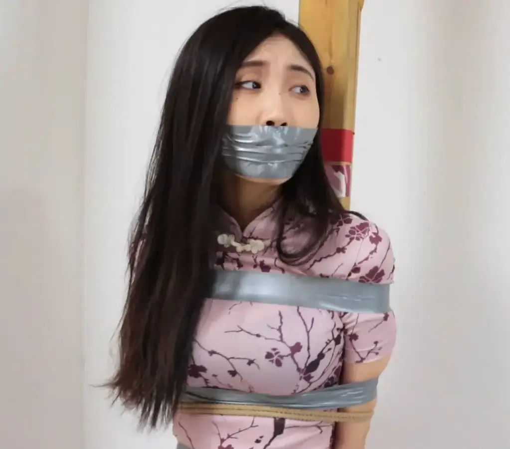 恩可的安全自救讲座03：被歹徒捆绑起来无法挣脱的时候该如何自救？ 得意客定拍，存货，本片捏他至柳洋的经典片子安全自救系列，恩可表现也不逊色于柳洋，可谓各花入各眼。<br><br>在本片中，恩可将一人扮演一对双胞胎姐妹，分别是知性温柔的姐姐和勇敢鲁莽的妹妹，两姐妹性格各异，将展示出不同性格的姐妹俩，在面临危机的时候，要如何应对？<br><br>上集展示了女性应该如何挣脱捆绑，但有时会遇到无论如何都无法挣脱捆绑情况，而本集将展示当女性在无法挣脱捆绑的情况下，应该如何对外求救？<br><br>注：请解压后将里面的文件的后缀改为MP4格式，即可正常观看，切勿在线解压！<br>