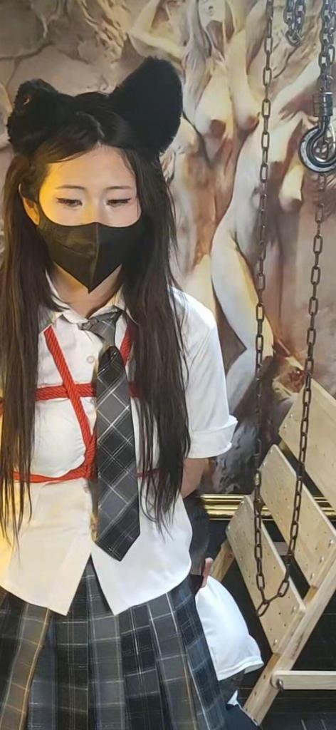 18岁少女涵涵初体验 八号当铺 定拍QQ2584128083，原味丝袜，服装。剧本定制私人体验<br>不敢相信涵涵第一次来因为太着急竟然没有洗头发，还是年轻的小女孩，有点慌张。只能由我这个变态叔叔照顾了，第一次绳艺，因为头发的问题一个美少女被我拍的有点惨，可惜了。最后的笼子调教光线有点死亡就没有放上去了。<br>目前正在努力更新视频，方便更换设备，各位老板不好意思了<br>电脑下载 没有密码