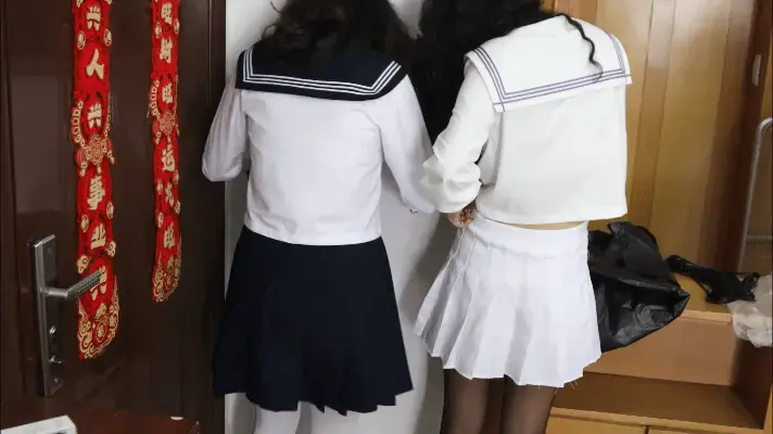 【缚予】X【荷仙少女】联动！客户定拍调教之小雨+阿玥考试作弊SP惩戒，小雨和阿玥因为作弊被抓被训诫员捆绑打屁股惩罚，一人挨打一人报数轮流来，最后还要抱头罚跪面壁思过（荷仙少女工作室与缚予工作室共创） 【缚予】X【荷仙少女】（联动，缚予工作室与荷仙少女工作室共创作品）<br>【小雨】【阿玥】【解压密码】<span style='color:#b0b0b0;'>[隐藏文字，购买后可见]</span><br>【定拍概要】小雨和阿玥因为考试作弊被抓，被叫到了惩戒室进行惩罚，训诫员要求一人先趴在桌子上，双脚和桌子腿绑在一起，身体平趴手臂前伸，双手和另外两条桌腿绑在一起，屁股高高撅起变成身体最高点，然后裙子掀起或直接脱下，丝袜也褪到大腿以下，屁股蛋撅起，内裤也往臀缝挤，先用大板子打，一百下直接打红了，打完一百下女孩以为安全了，结果一百零一，一百零二......体验绝望后然后换藤条，抽的更痛，另外一个女孩要给挨打的女孩报数，打完之后换人，挨打的报数，报数的挨打。报数的时候忍不住的颤抖，一想到下一个就是自己，止不住的害怕打的过程都哭了一个，惨叫连连，俩人屁股都变得红肿，但还要双手抱头跪在墙角面壁思过，脱下两女的鞋子，拿藤条往女孩们身体的脚上抽打，女孩们痛的直哭喊，这就对了，这下好好反思自己的错误吧...<br>后续还有联动系列精彩内容，敬请期待<br>【缚予】工作室坐标浙江，线上定拍、体验被真实调教、诚聘绳艺模特(限女，非诚勿扰骗子勿扰)、购买约绑约拍攻略（正版购买过20部作品以上的铁粉可直接领）等均可加Q2519229829，加Q请备注来意，也欢迎圈子同好来交流<br>【打击盗版】请支持正版，您的鼓励就是我们的动力，正版购买的朋友也欢迎来私信交流，想看的类型也可交流，呼吁最多的可能就是下一期作品内容哦，购买多次的铁粉也有小福利~<br>【解压】请不要在线解压！！！请不要在线解压！！！请不要在线解压！！！重要的事情说三遍<br>解压密码在简介第一行，下载完成后把后缀mm123改为rar解压，解压一次后按照同样的操作再次将解压后的文件后缀名改为rar解压，最后把解压出的文件后缀改为mp4即可观看，如有问题或失效请联系Q2519229829，备注来意