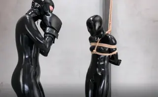 Vespa vs Chuck reflectivedesire-Vespa vs Chuck-Vespa，Chuck<br>乳胶、束缚、紧缚、绳索、拳击、腹击、捆绑、拘束