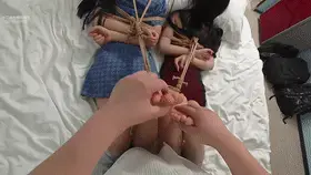 【中二病】双美体验。拉克丝，神里里，双驷马TK。笑声逐渐变为娇喘，好家伙给喘硬了 这个发一下是因为发片不让放正片没有的截图。所以把第一视角的预览单独放这里哈。感谢大家支持。希望能多点点关注<br><br>拉克丝拉来了自己的好闺蜜神里里。给院长绳子都整的不够用了。同样的日式紧缚，拉克丝腿先并拢绑，神里里戴着脚铐。<br>两人都躺在床上，院长的条件是她们互相挠，谁先忍不住发出声音，谁就输了，被赢家挠，结果拉克丝赢了。先让拉克丝跪姿去挠神里里的玉足。<br>感觉拉克丝有点放水的意思，那院长能忍嘛。直接就两人都绑成驷马，院长出数学题，先抢答对的，不用挠，在一边报数看着院长挠输的人。<br>两人争先恐后，但是好像数学都是体育老师教的，再加上缺氧脑子有点不太灵光的都。哈哈。最后还是神里里错的多一些。两人被挠的双双虚脱。<br><br>正片当中会附赠第一视角记录。感谢大家支持。希望能点点关注支持一波。<br>1.关于解压：解压之后是一个后缀名.m的文件，改成.mp4即可正常播放，但是一定要先下载，然后使用其他管理软件解压，不要使用百度云APP解压，否则会被百度云封掉。<br>2.定拍，约拍，模特应聘，请加Q3769321898 。海外用户请联系邮箱：3769321898@qq.com<br>3.关于盗版这块，确实盗版价格低很多，所以也不奢求大家总是能支持，只希望能在力所能及的时候支持一下。毕竟开发新的模特，让模特妹妹愿意接受更多玩法都是需要经济上的支撑，感谢支持。<br>解压密码：zeb<br>这个金币设置价格有下限，已经是最低了。感谢支持。