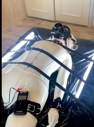 棒床固定强制玩弄 棒床固定强制玩弄，下面贴满了玩具，娇喘连连<br>【後編】白ラバーSironの拘束電気責めをもっと近くから
