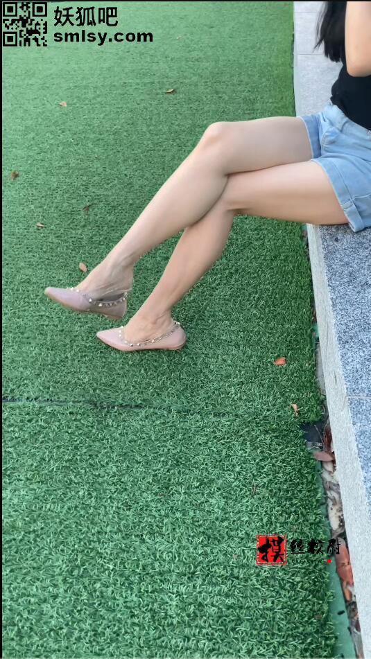 校尉原创-体育场散步.车内船袜消臭处理 和妹子在体育场散步，期间她给我说脚疼<br>我就开始拍摄她的美足，很可爱的船袜，摸起来湿湿的<br>但周围人太多，我不敢有太多动作，只能简单把玩，按摩按摩<br>回到车内后，我就迫不及待的直接脱下妹子的船袜进行消臭处理<br>浓厚的汗味，一点一点的被我全部吃尽！<br>