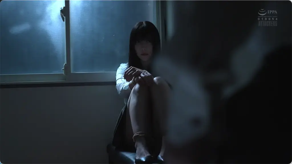 女捜査官 堀口翔子 哀姉妹、自己犠牲の果てに… 番号:<span style='color:#b0b0b0;'>[隐藏文字，购买后可见]</span><br>发行日期:2024-08-06<br>导演:Takuo Ohtani  <br>制作商:Attackers  <br>发行商:スーパースペシャル  <br>类别:凌辱 妹妹 拘束 戏剧 战斗行动 女检察官	<br>演员:七海ティナ 須崎美羽<br>剧情：女搜查官翔子为了救自己的妹妹暴露身份，被邪恶组织绑架……