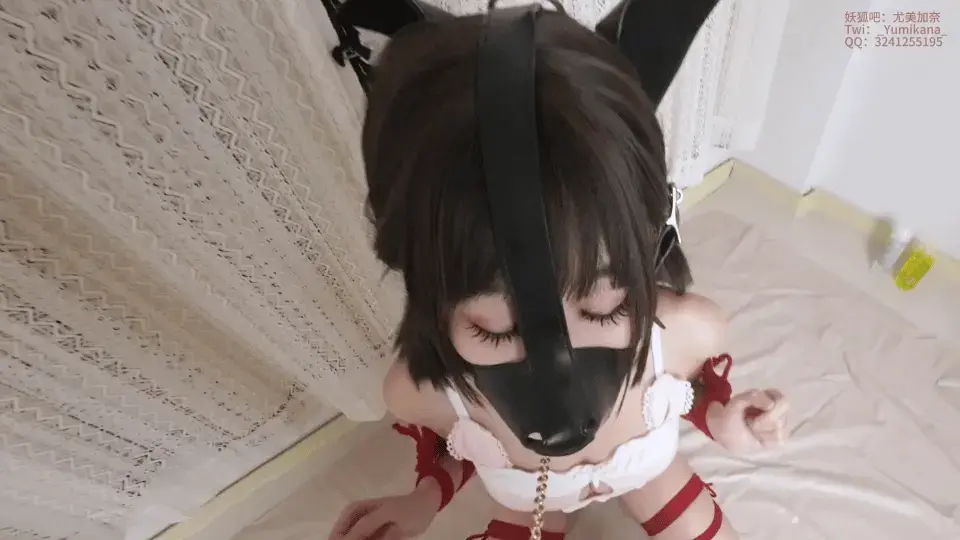 【尤美加奈】K9人形犬奈奈酱！口舌侍奉露出痴女的表情好涩~ 首次露眼 +手脚并用侍奉+超紧股绳放置 +棒棒强高玩到求饶 + M字开腿强高+光腿TK +踩踏 【尤美加奈】 08 奈奈酱首次拍摄露出眼睛 粉粉的内衣内裤 还能看到沟哟<br>今天美美地化了个眼妆 在房间趁主人不在开开心心自娱自乐<br>穿上了粉粉的可爱的内衣 身上抹上亮晶晶的油油 是个水灵灵的小可爱呢<br>拿出了最爱的可爱的假YJ 奈奈用小嘴巴吃它还不够 还要手脚并用<br>某人突然回来啦 被发现然后K9绑起来啦 还带上了狗狗面罩 变成小狗狗啦<br>还戴上了项圈 被牵着走(爬)了 <br>被K9放置 做了一个超级超级紧的股绳 无论怎么动都没有用 根本没办法调整位置<br>想用手去调整 但是被紧紧得绑住根本就够不到 超痛超虐的 解开时候奈奈的下面都还在痛呢呜呜呜<br>被狠狠地玩弄小脚丫了 被K9绑起来 jiojio根本就躲闪不开 只能任由他玩弄 奈奈超怕痒的 不行啦<br>还说奈奈不听话 扇奈奈的巴掌 委屈巴巴<br>后面已经被虐到不行了 奈奈都已经求饶了 可恶的主人求饶都不停下啊 太刺激啦 受不了了 又尿尿啦 好羞耻<br><br>欢迎 QQ 3241255195 交流定拍，原W咨询，线下绿色约绳/调J体验(男女缚手可选，也可以指定奈奈当被缚），注明妖狐吧。<br>（为防止和谐，网盘用户不要在线解压，请下载到电脑再解压）解压密码：yumikana<br><br>