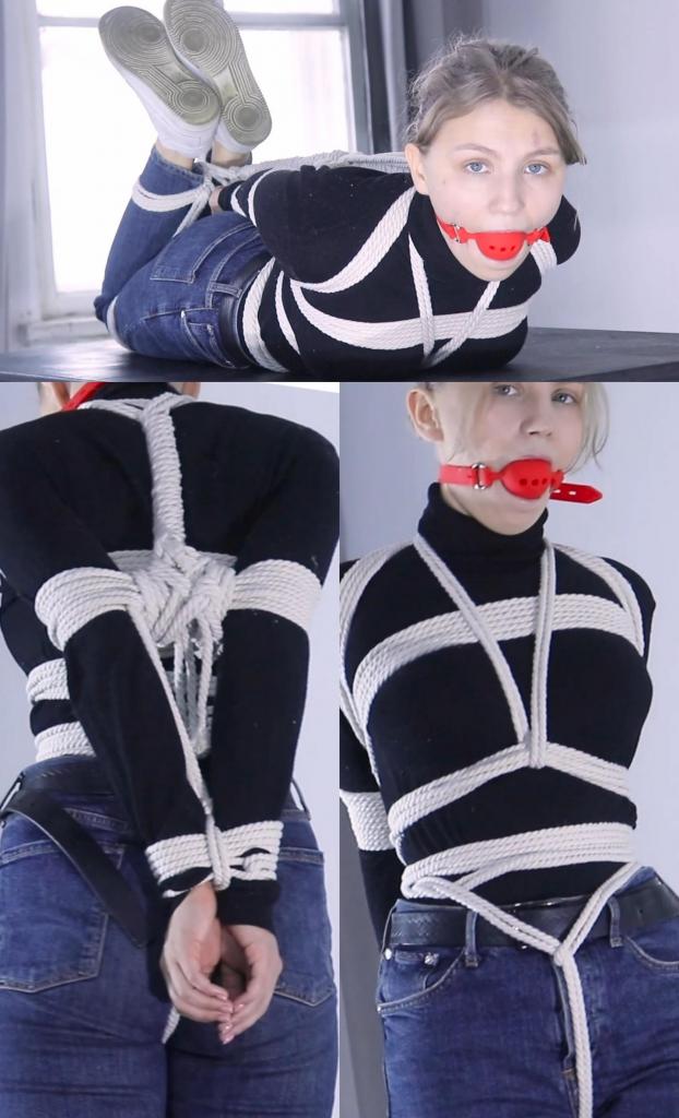 TIGHT BONDAGE FOR BRAMBLE Bramble 是一位美丽的年轻女子。她是这部定制视频的主角。黑色高领上衣和经典牛仔裤突显了她的自然美。然而，绳索使她的美更加突出。<br>首先，Alex 大师用结实的绳索将 Bramble 的手臂绑在身后，紧紧地抱住她的身体，缠绕在她的胸部。一根绳子诱人地延伸到她的两腿之间。一个红色的袋子被放在女孩的嘴里，展现了她的美丽。<br>绳子紧紧地缠在 Bramble 的腿上，使她穿着白色运动鞋无法动弹。她现在趴在桌子上，双脚抬起。<br>绳子太紧了，Bramble 呼吸困难。她完全无助，被绑在桌子上，就像晚上的主菜一样。Bramble is a beautiful young woman. She is the main character in this custom-made video. Her natural beauty is emphasized by a black turtleneck top and classic jeans. The ropes, however, accentuate it even more.<br>First, Master Alex restrains Bramble's arm behind her back with strong ropes, hugging her body and wrapping around her breast. One rope stretches seductively between her legs. A red bag is placed in the girl's mouth, showcasing her in all her beauty.<br>Ropes tightly wrap around Bramble's legs, immobilizing her in her white sneakers. She is now lying on the table on her stomach, with her feet lifted.<br>The rope are so tight that Bramble has a difficulty breathing. Completely helpless, she is left on the table tied up in a hogtie like the main course of the evening.